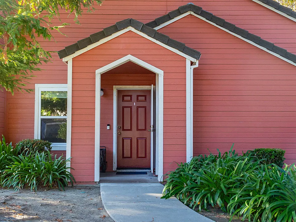 2730 Ivy Ln