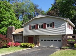 865 W Outer Dr, Oak Ridge, TN 37830