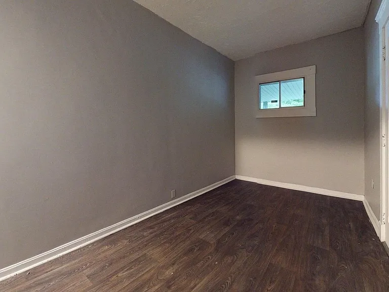 3889 W 33rd St — Photo 36