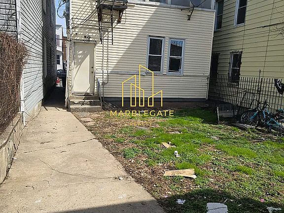 2nd image of 142 Inslee Pl #2RR