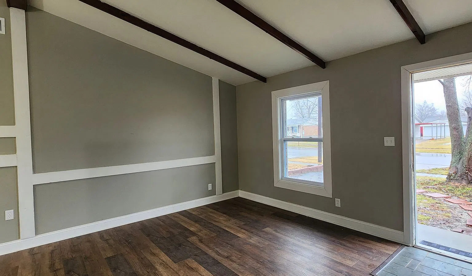 Dogs Welcome! Check Out This Place! Renovated Ranch Home with 3 Bedrooms, 1 Bathroom, Open Concep... — Photo 2