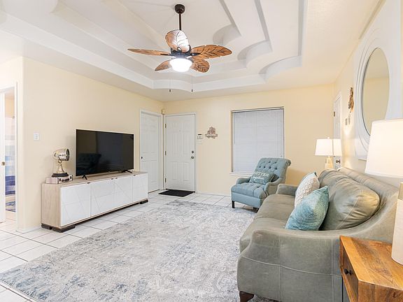 2nd image of 903 Lexington Cir #1