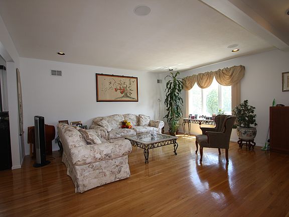 3rd image of 60 Greenway Dr