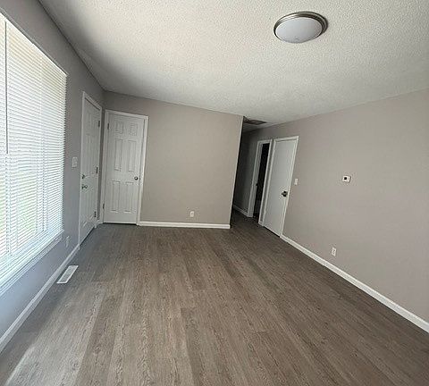 3rd image of 1602 Kings Way