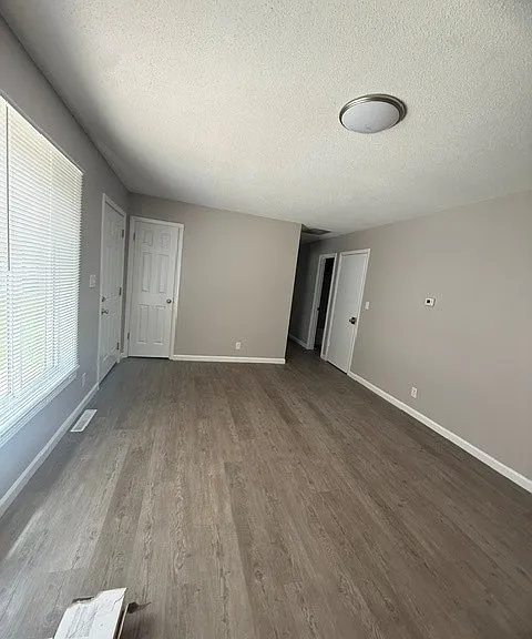 1602 Kings Way — Photo 3