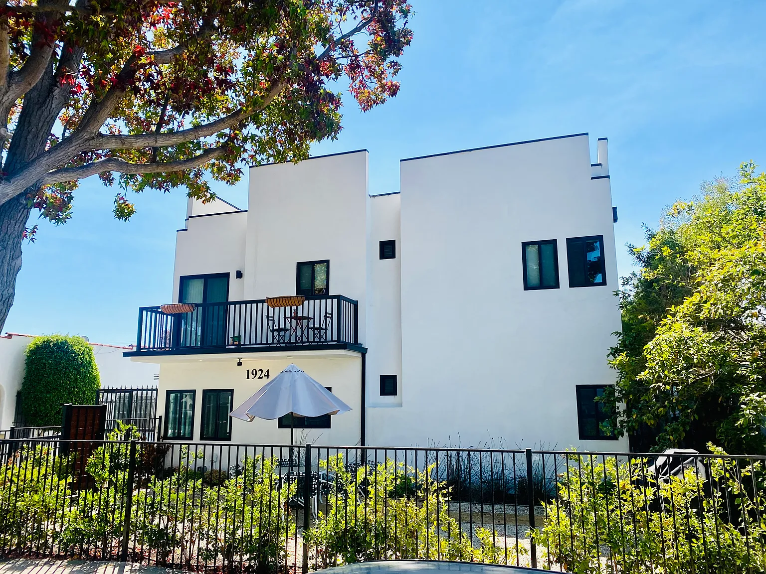 2 bed, 883 sqft, $3,800 — Photo 2