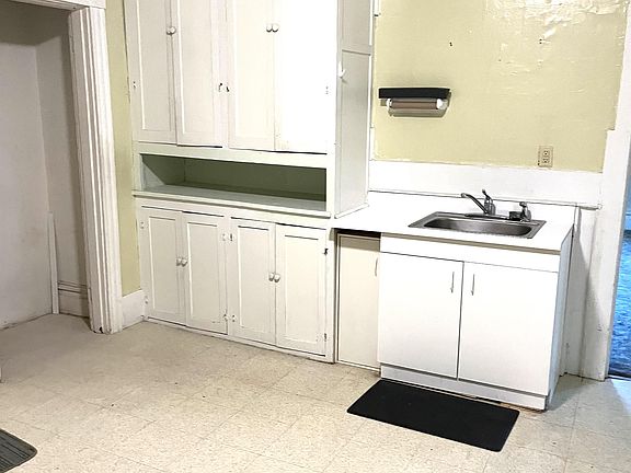 3rd image of 221 Park St #1
