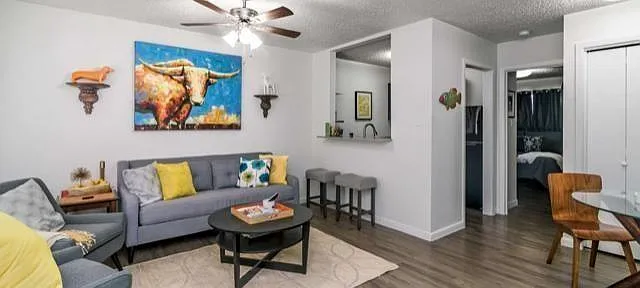 1 bed, 1.0 bath, 560 sqft, $1,192 — Photo 3