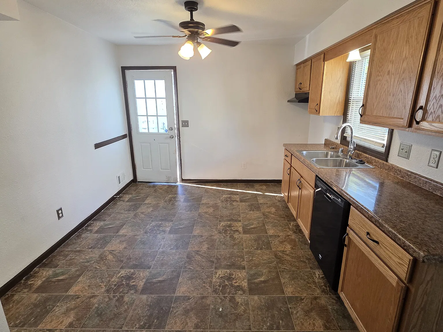 3 bed, 1.5 bath, 1500 sqft, $1,750 — Photo 2