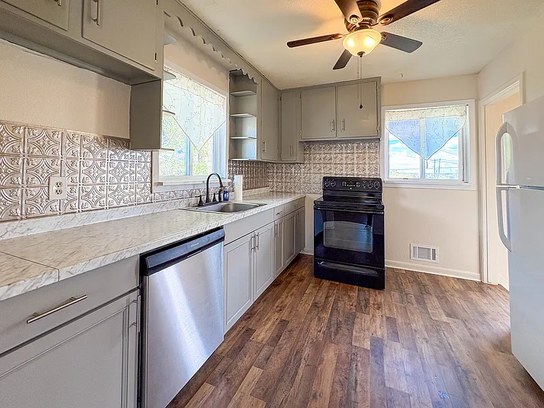 7086 Jennie Dr — Photo 4