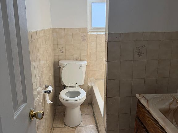 3rd image of 1034 Ward Ave #2F