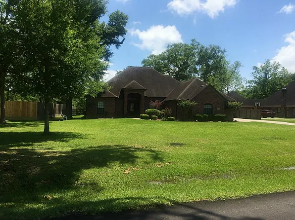 2115 Oakwood Dr, Clute, TX 77531