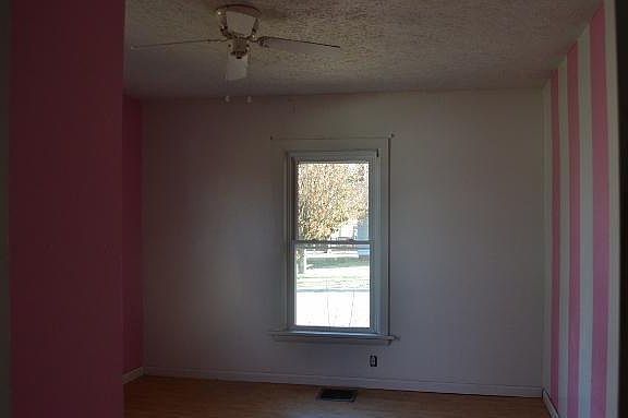 3rd image of 1081 Moorland Ave