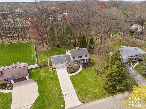 3rd image of 525 Greenbrier Dr SE