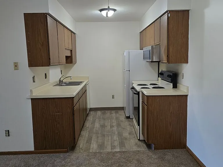 S69W15132 Cornell Cir — Photo 3
