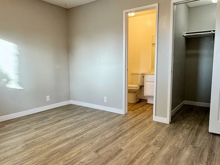 1009 E 2nd St #C — Photo 9