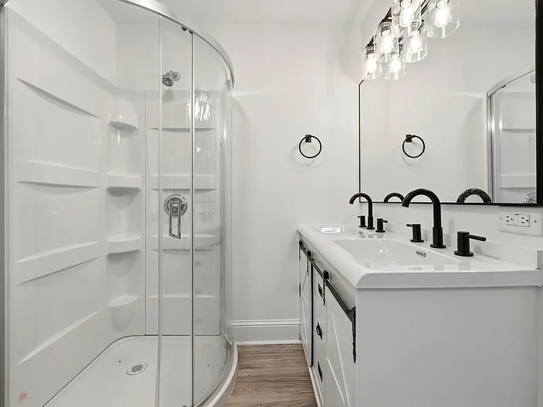 215 N Columbia St — Photo 9