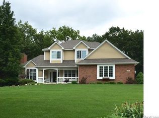 2905 Pine Needle Dr, White Lake, MI 48383