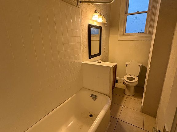 5th image of 2137 Oak St APT 4