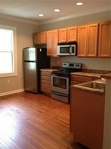 2 bed, 1.0 bath, 900 sqft, $1,600 — Photo 3