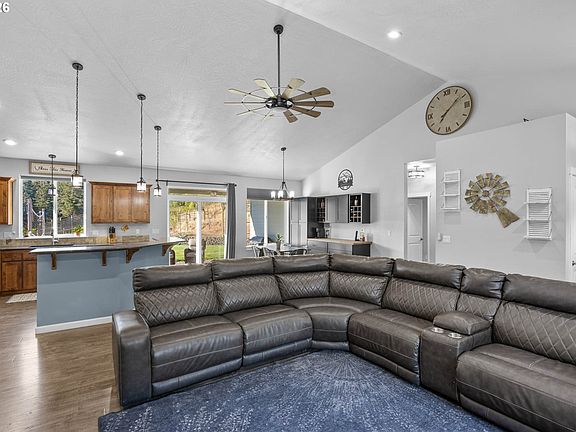 4th image of 491 Oakwood Dr