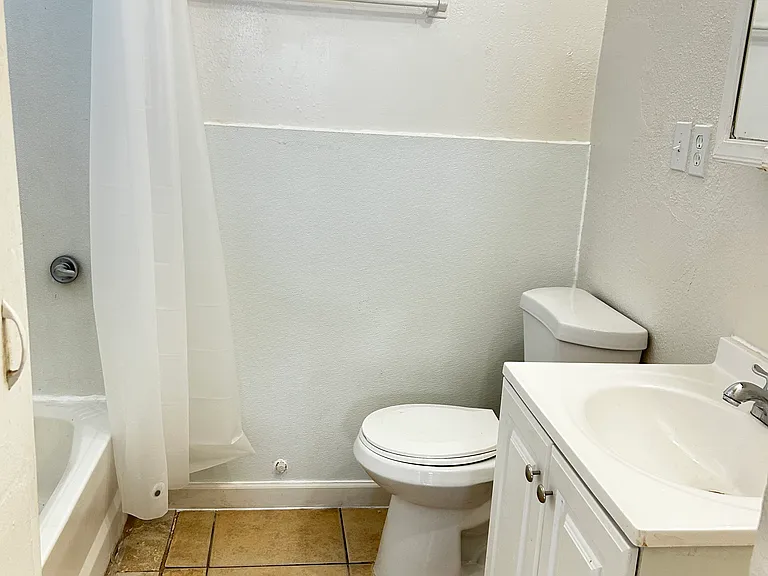 6633 N 67th Ave #7 — Photo 8