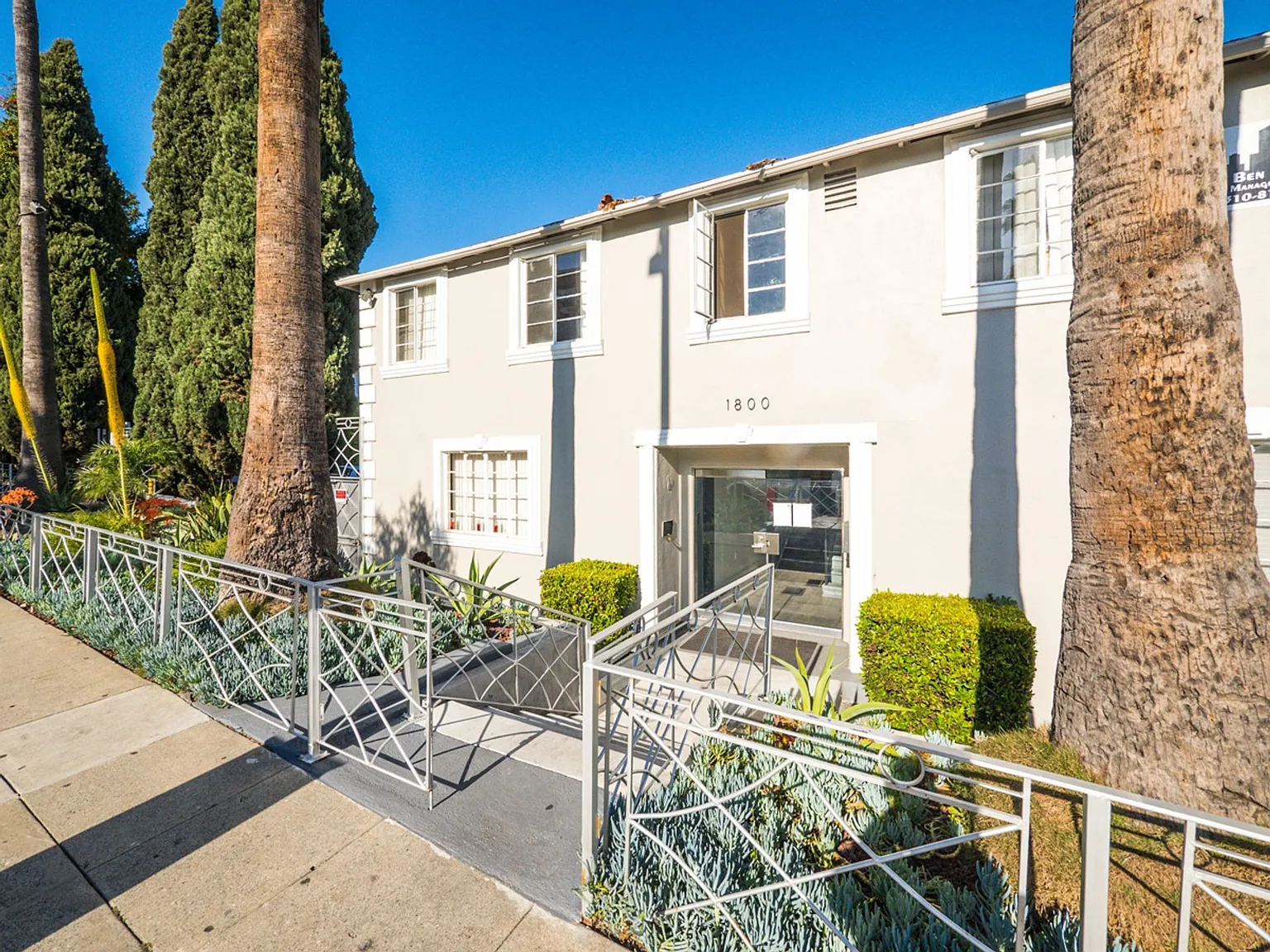 Upper Studio/1BA Hollywood Apartment w/ Utilities Paid, Jacuzzi Tub & Parking! — Photo 2