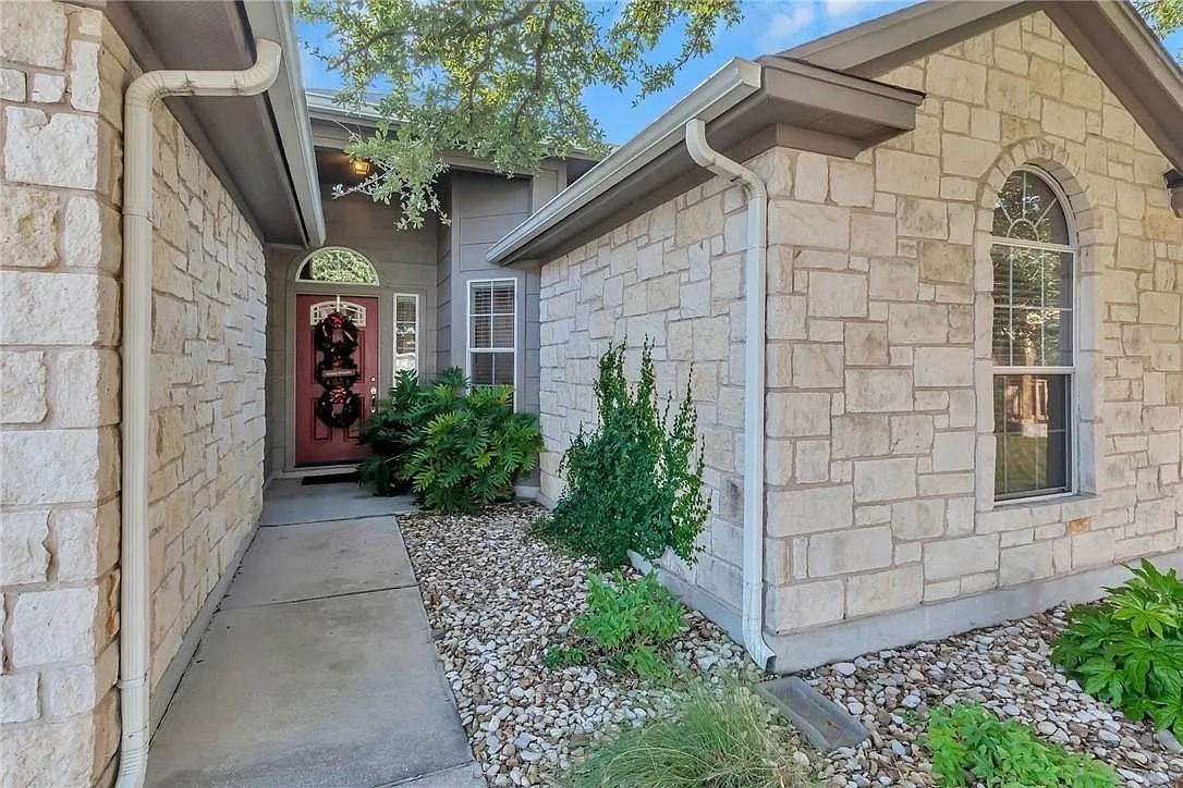 3 bed, 2.0 bath, 1491 sqft, $1,900 — Photo 2
