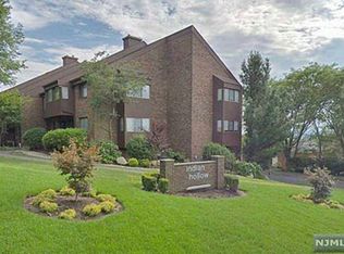 108 Indian Hollow Ct, Mahwah, NJ 07430