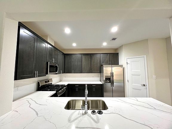 3rd image of 863 Arbor Pnes #B