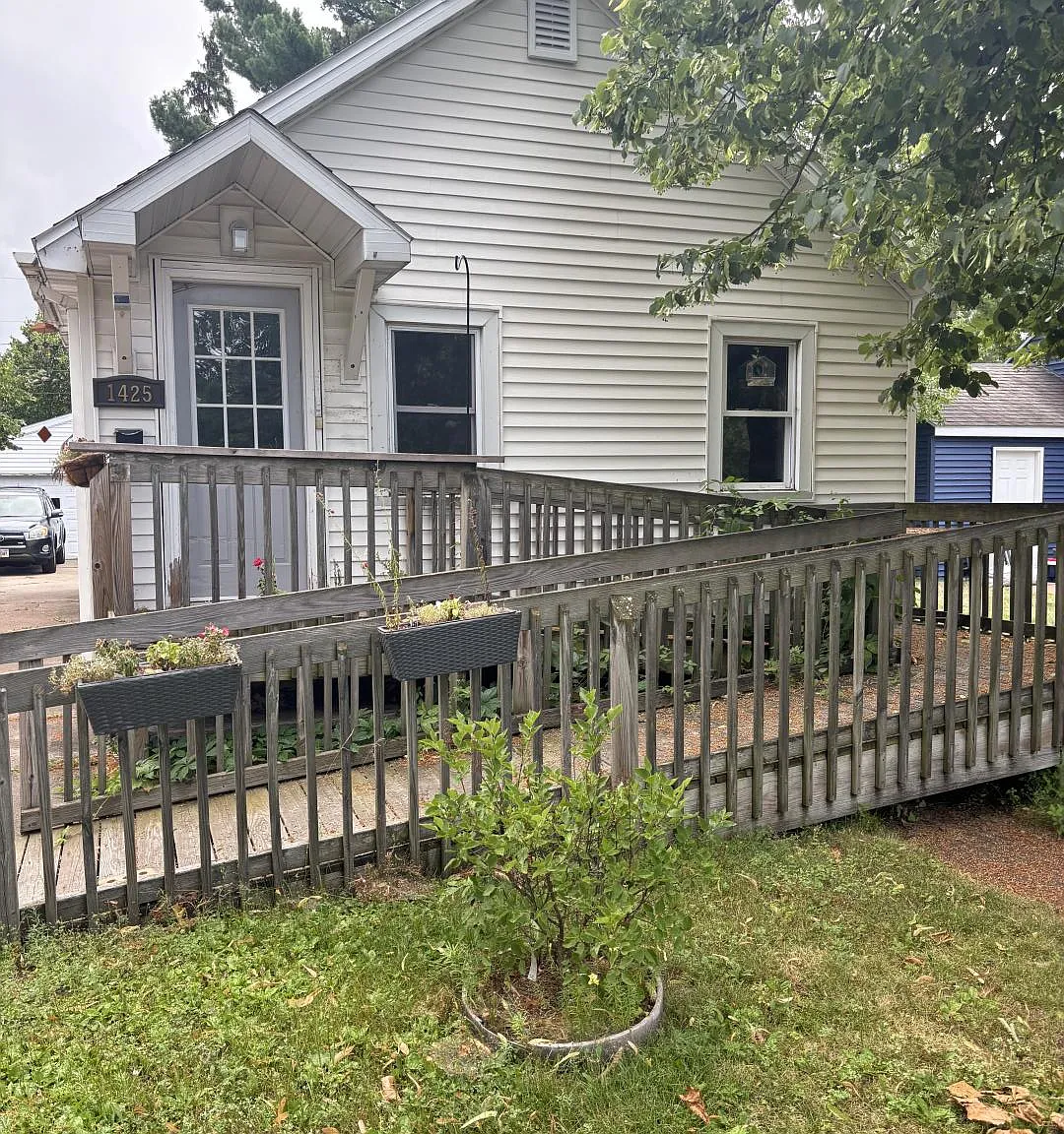 3 bed, 1150 sqft, $1,375 — Photo 1