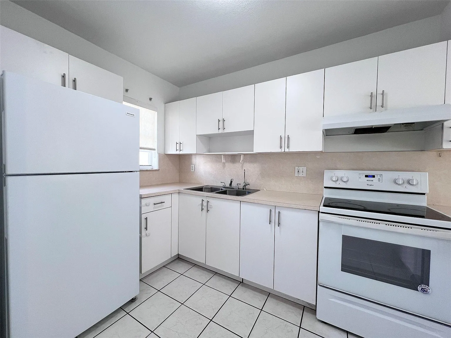 2 bed, 1.5 bath, 930 sqft, $2,500 — Photo 3