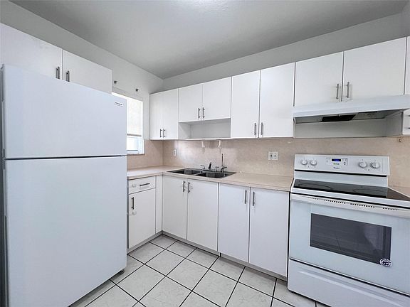 3rd image of 519 W 68th St #4