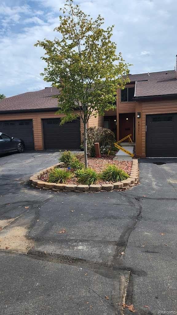 48245 Bayshore Dr, Belleville, MI 48111