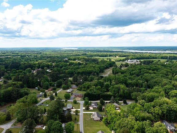 3rd image of 124 Mansion Dr