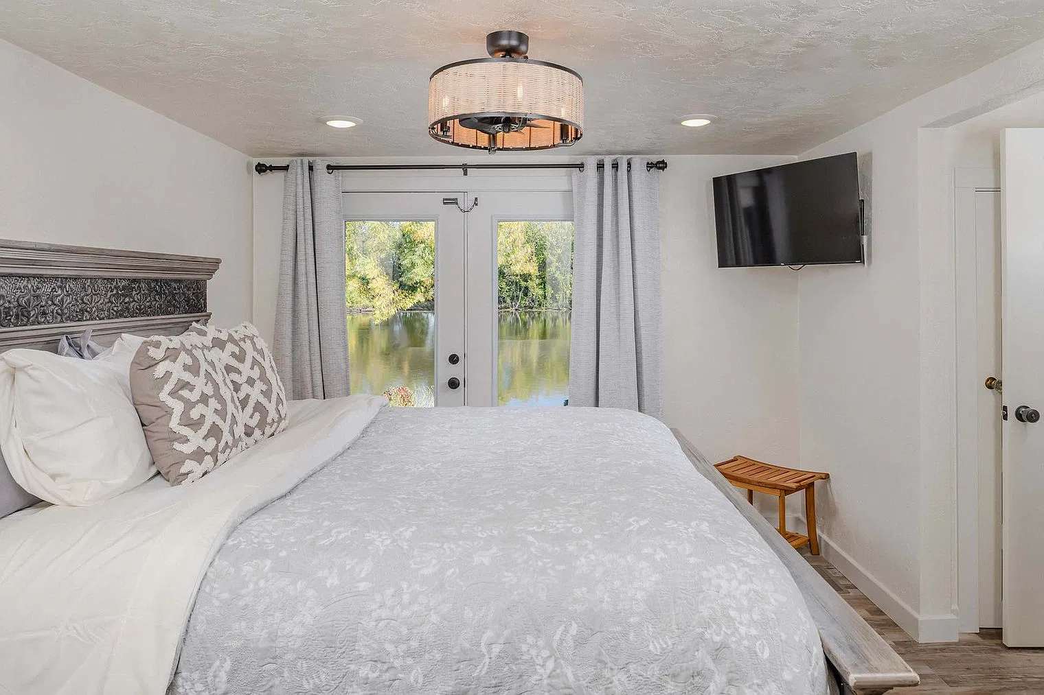 5 bed, 3.0 bath, 2594 sqft, $6,152 — Photo 2