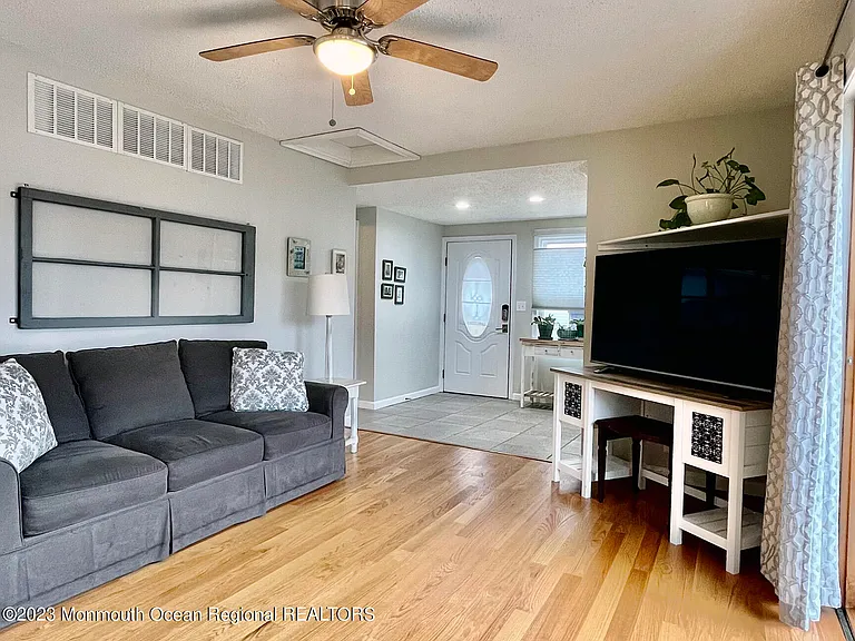 1032 2nd Ave — Photo 3