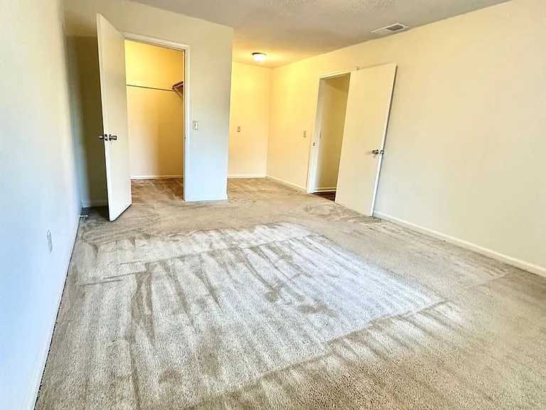 University Pointe Apartments — Photo 19
