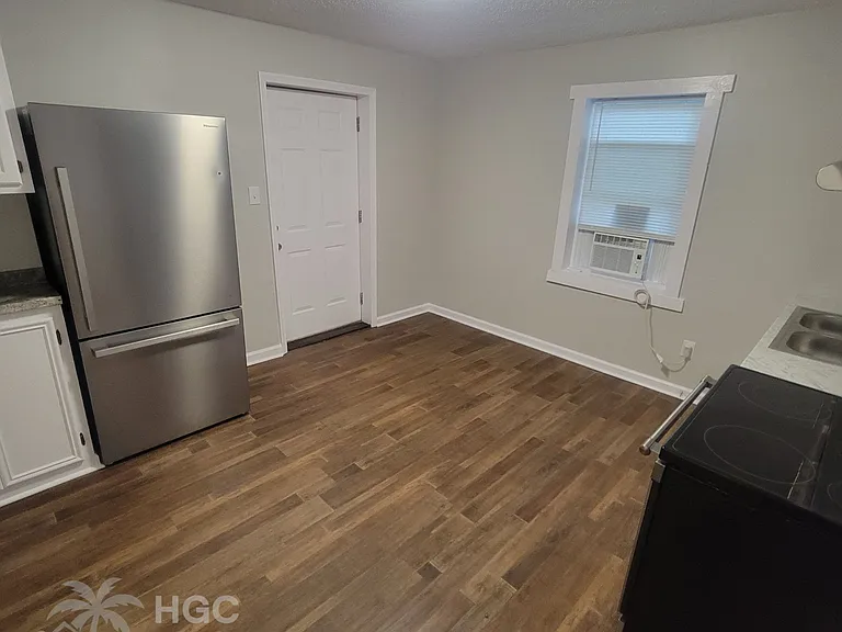 805 Moore St — Photo 10