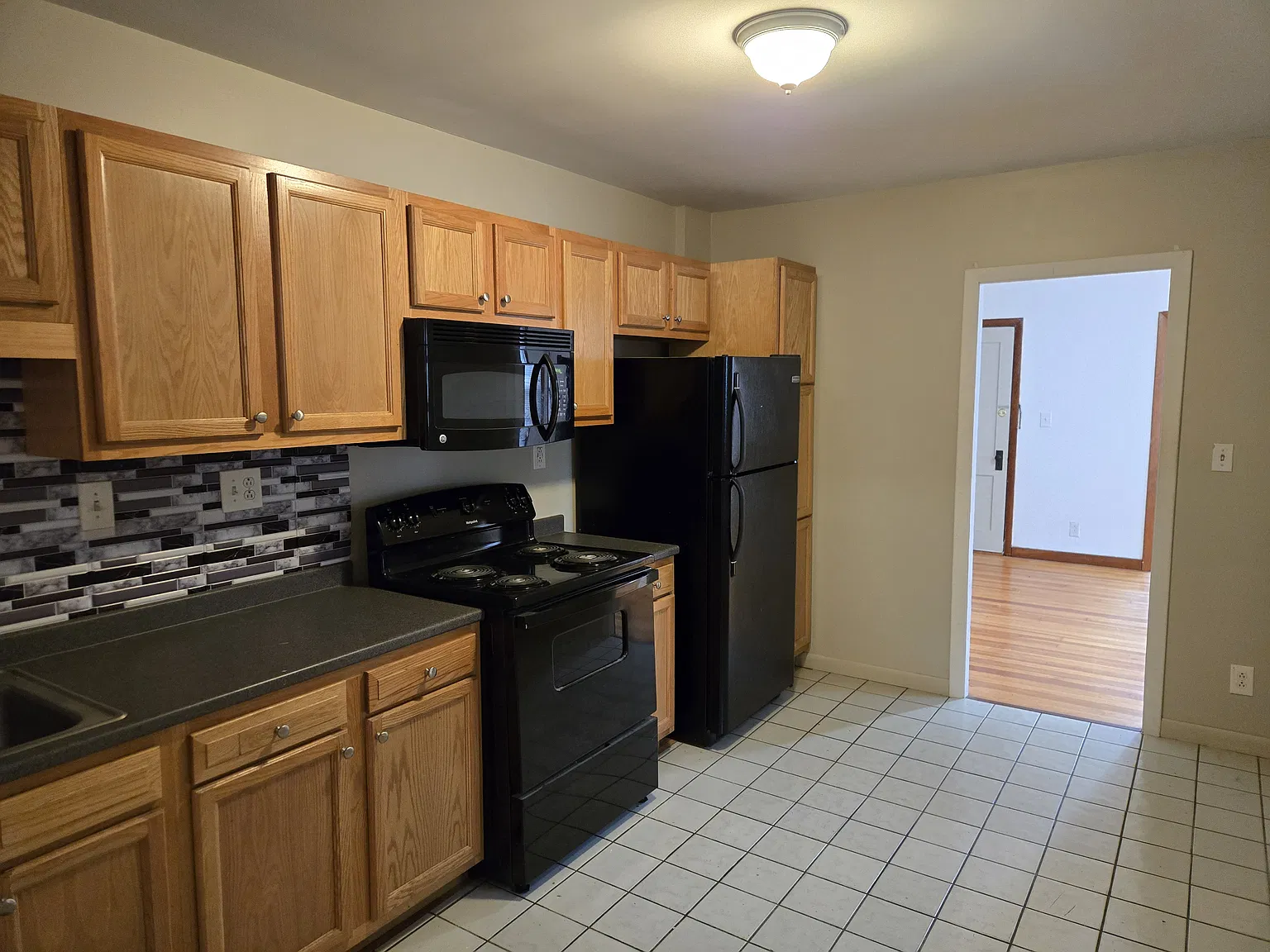 1 bed, 1000 sqft, $1,300 — Photo 2