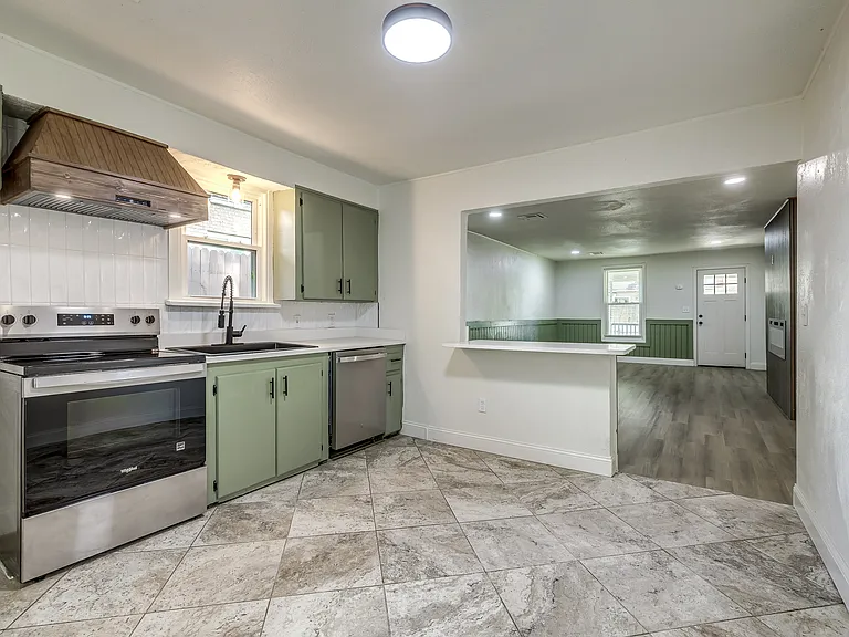 208 E Carson St — Photo 18