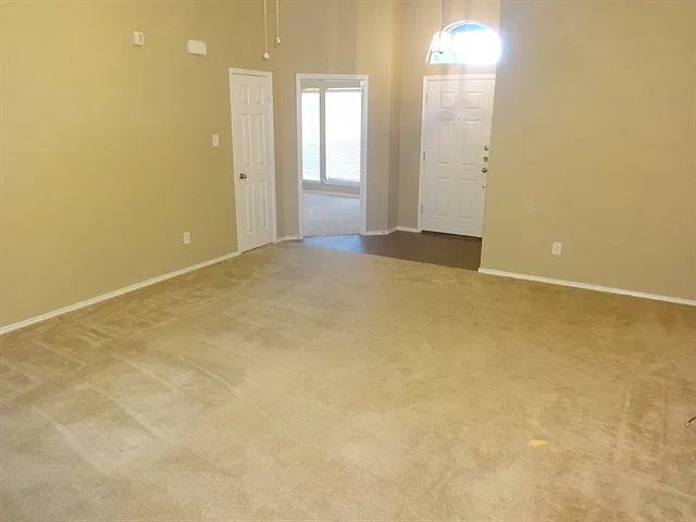 741 Fairview Ave — Photo 5
