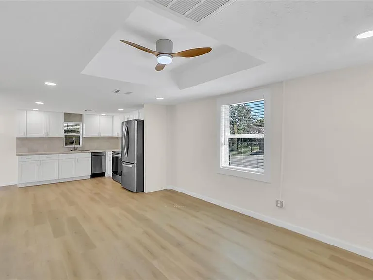 1852 Santa Rosa St — Photo 10