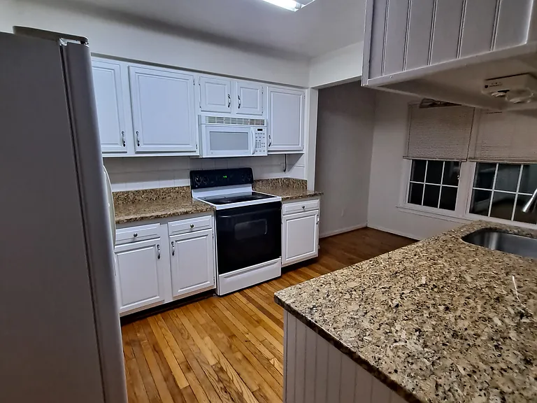 6016 Rockton Ct — Photo 4