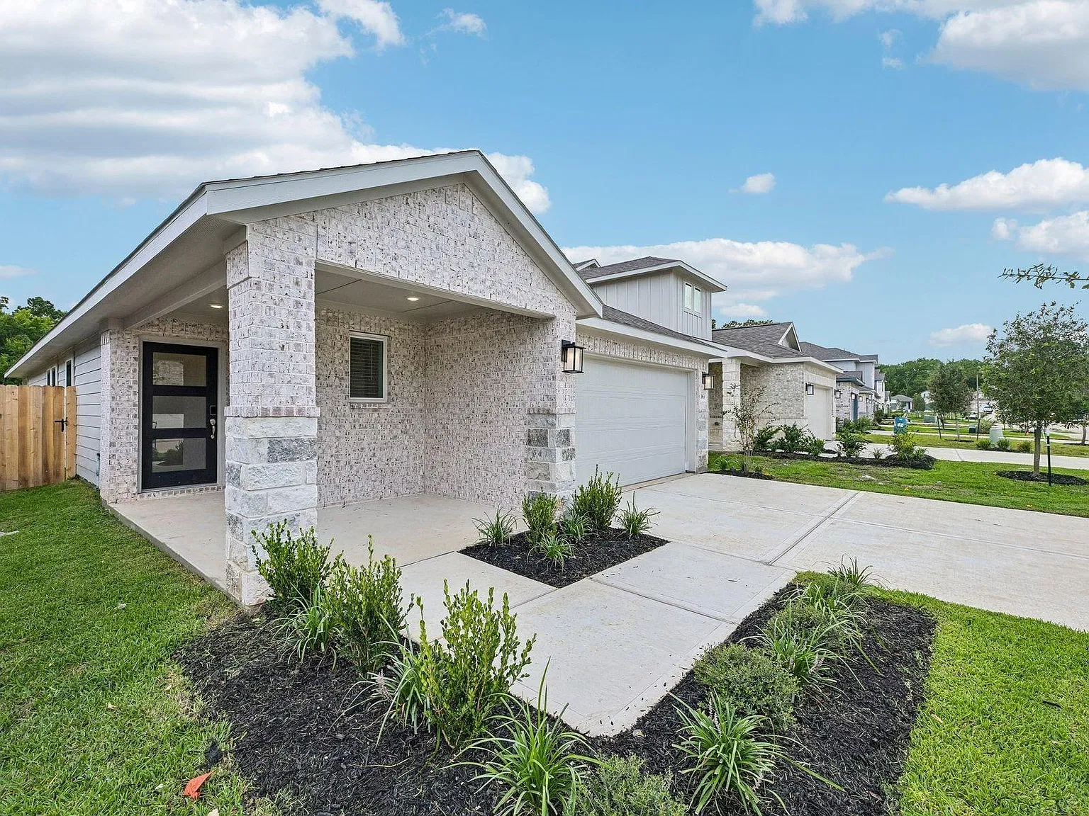 3 bed, 2.0 bath, 1440 sqft, $2,000 — Photo 2
