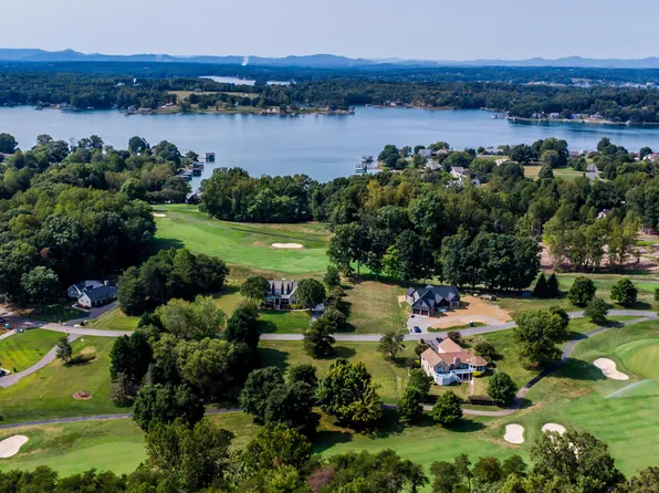 178 Cross Harbor Dr, Penhook, VA 24137