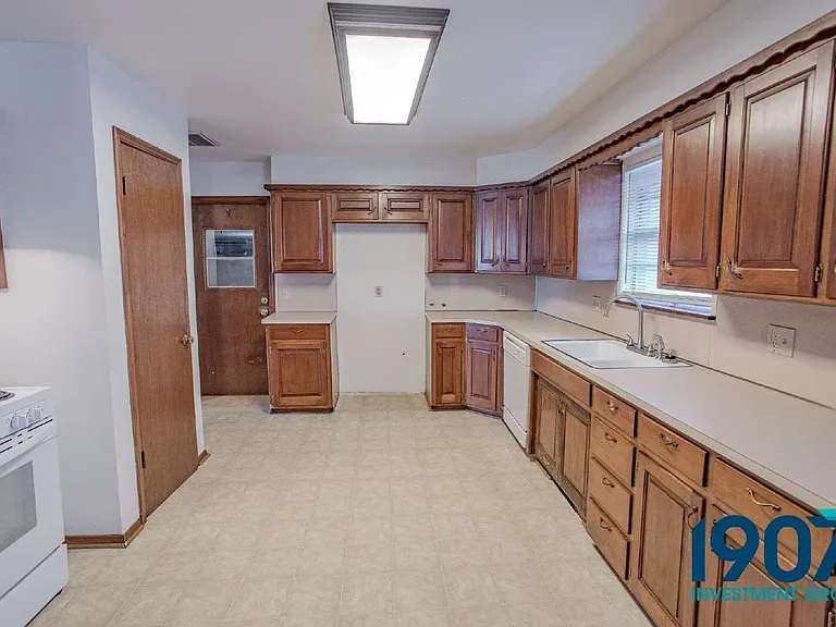 1101 SW 72nd St — Photo 4