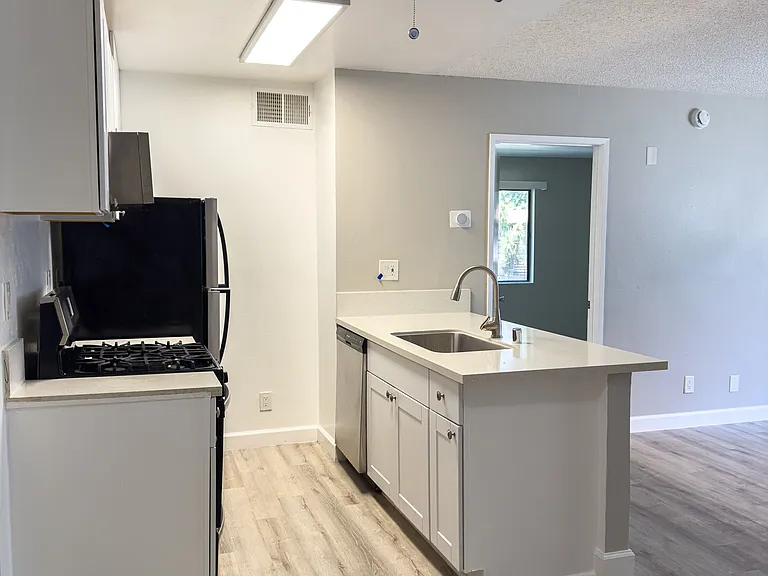 Jordan Apartments — Photo 14