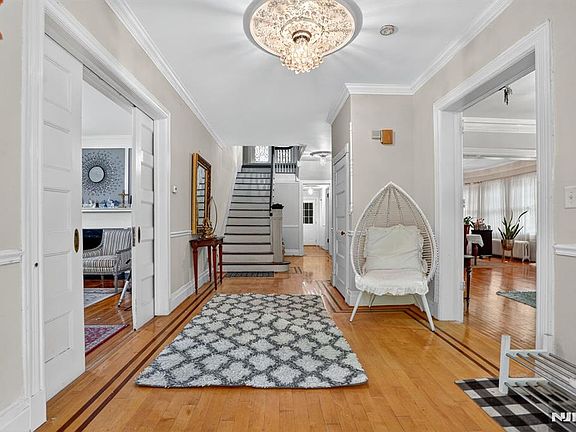 4th image of 285 Maple St