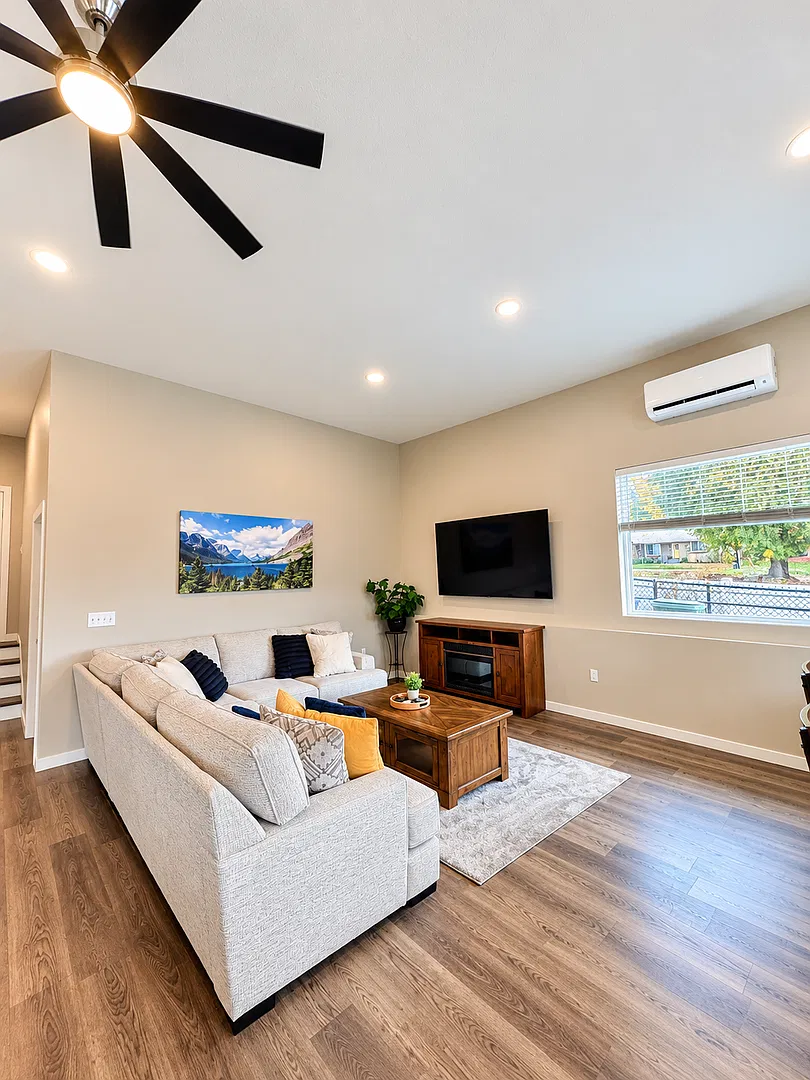 River front Executive Mid Term Lease Home — Photo 4